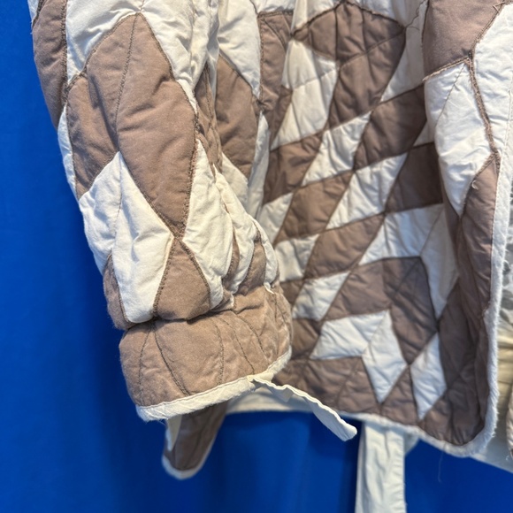 Magnolia Pearl Hand Quilted Reversible Jacket, White/Tan. Excellent Condition. - Picture 2 of 9